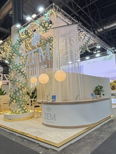 visa principal de diseño de stand ZEM Wellness Clinic Altea - Fitur 2025